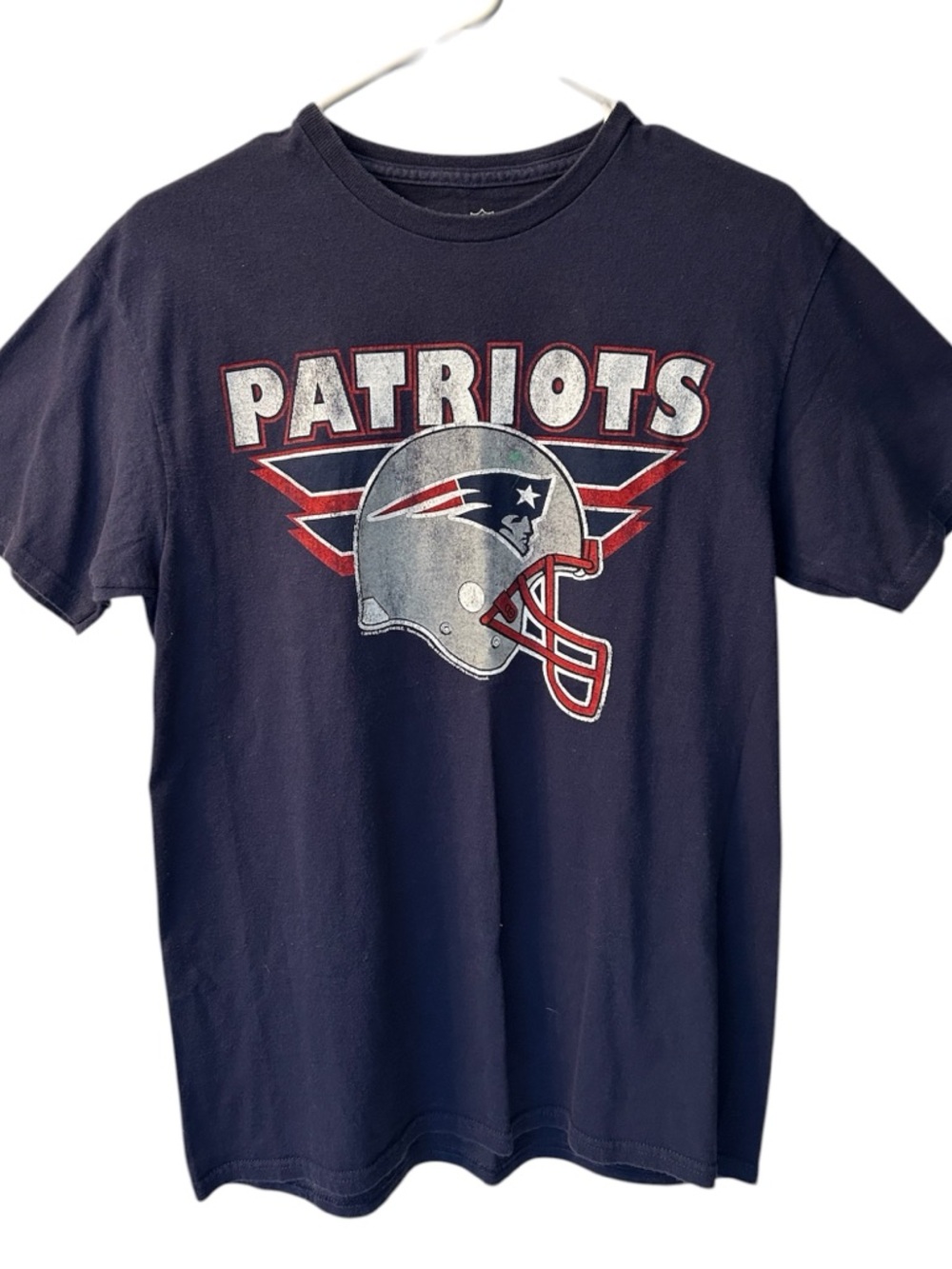 🟢3/$15 NFL Patriots Graphic Tee with grey football helmet and Pats logo medium